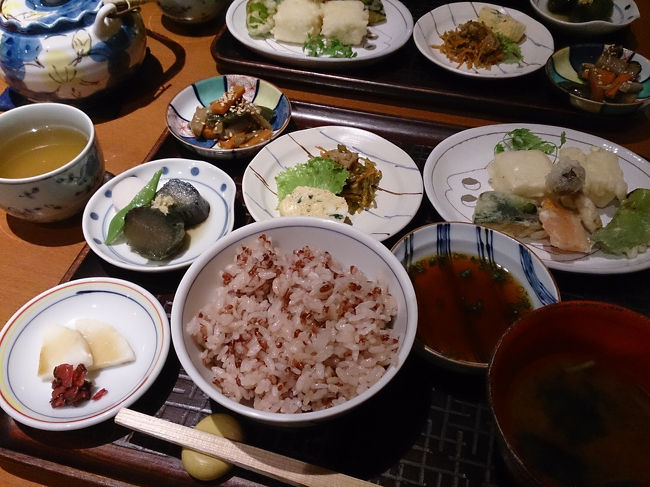 ならまち<br />京小づち<br /><br />赤米と、野菜をふんだんに使ったランチメニュー。<br />あつあつ天ぷら、茄子の煮浸し、山椒がピリッと聞いた牛蒡の炊き合わせ等。<br /><br />ごちそうさま<br />