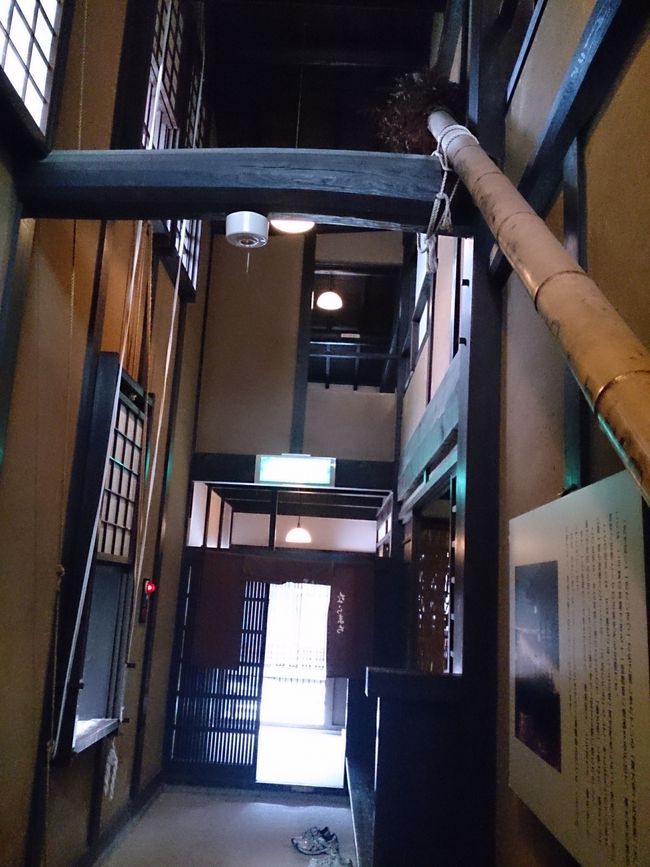 ふきんだし、軽くて前かごに積んで、自転車ですいすい。<br /><br />ならまち格子の家<br /><br />開け放し、風通しが良い。<br />右の松明は二月堂のお水取りの燃えたあとのものらしい。