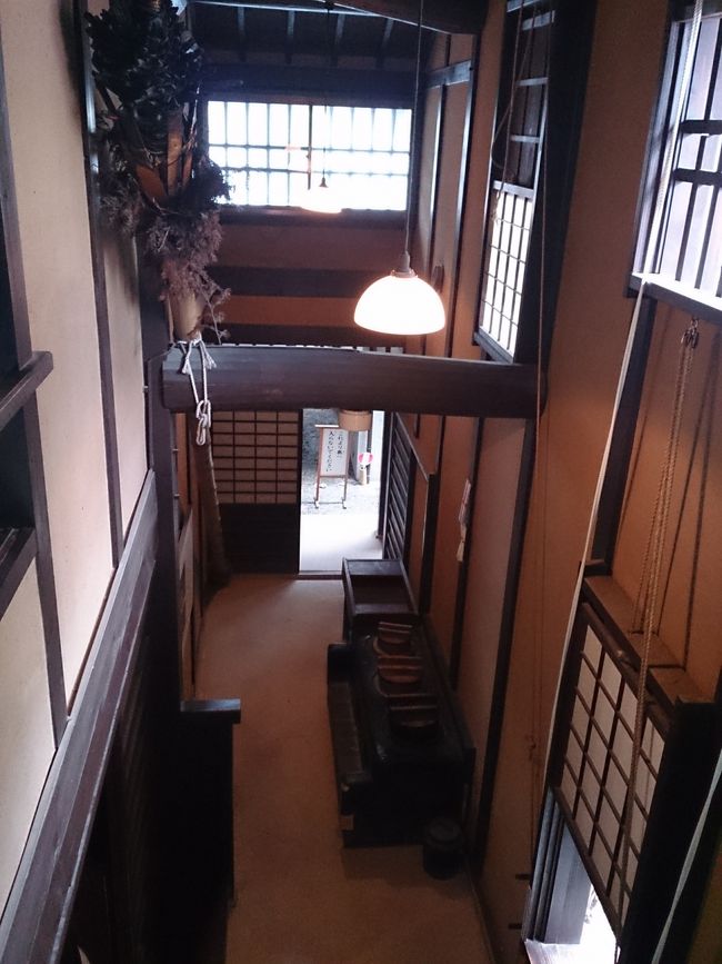 二階から見下ろす、お水取りの松明。<br /><br />こんなの持って走るわけですね。