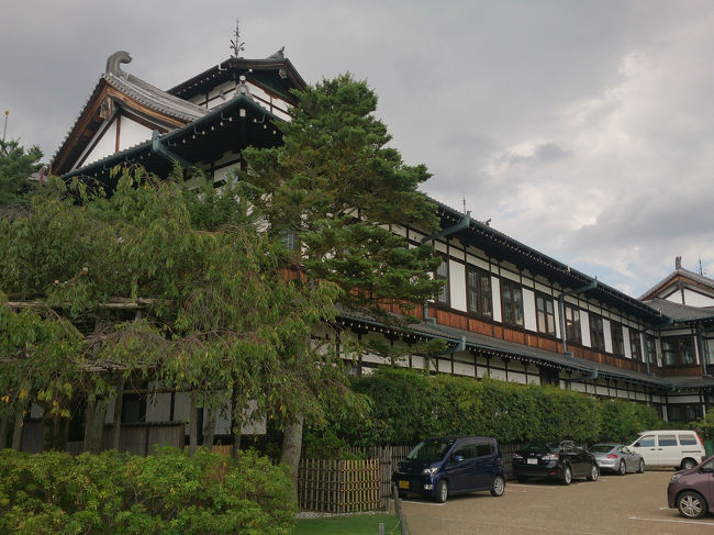 奈良ホテル<br /><br />一度入ってみたいと以前から思っていた。<br /><br />前を通り過ぎるだけだった。<br />神社仏閣のような堂々とした建造物。<br /><br />レトロ満点！