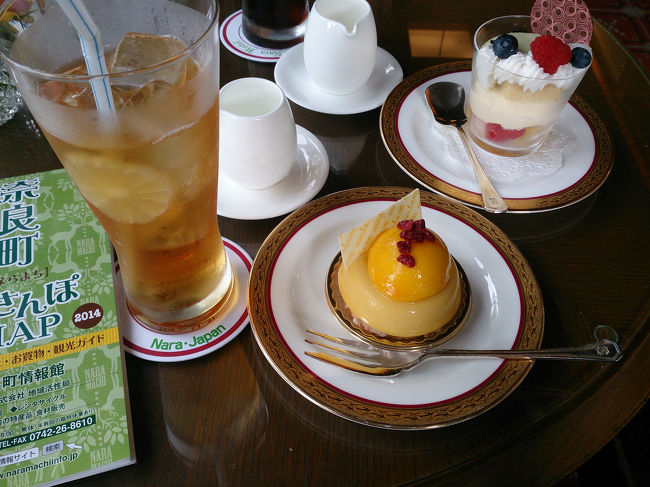 やっぱり窓際がいいから15分ほどロビーて待つ。<br />夫はスボーツ新聞を読んで時間をつぶす。<br /><br />私はショップをぶらっと。<br /><br />ほどなく名前を呼ばれお茶する。♪<br /><br />トロピカルスウィーツセット♪<br /><br />暑かったから冷たいアイスティが美味しい！