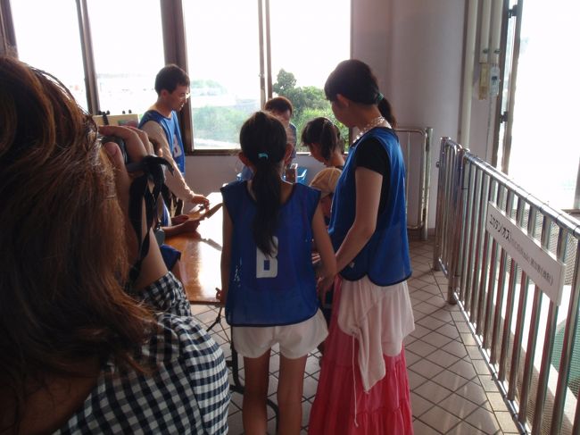 『ちゅら海水族館』<br /><br />マナティ餌やり。これは申し込み時間があって、先着順だった。<br />よく見ると、子供に交じって参加してるオバハン？年齢制限はなかったようね！（爆）