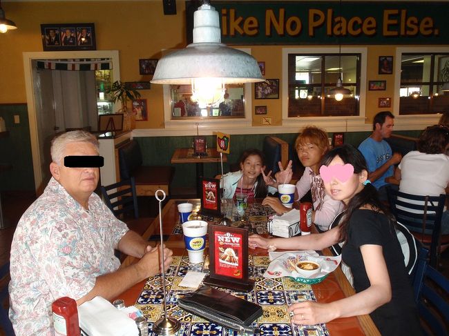 別の日☆嘉手納基地見学に行きました。<br /><br />元空軍のＲさんと、基地内の『チリーズ』で。<br /><br />ちょうど北京五輪、メドレーリレーで北島がトップに躍り出た瞬間です(￣∀+￣)ｷﾗｯ