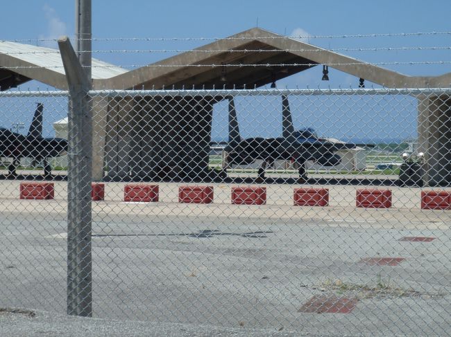 嘉手納基地<br /><br />このへんは重要なのか、停まって写真は撮れないと？<br />車窓から。