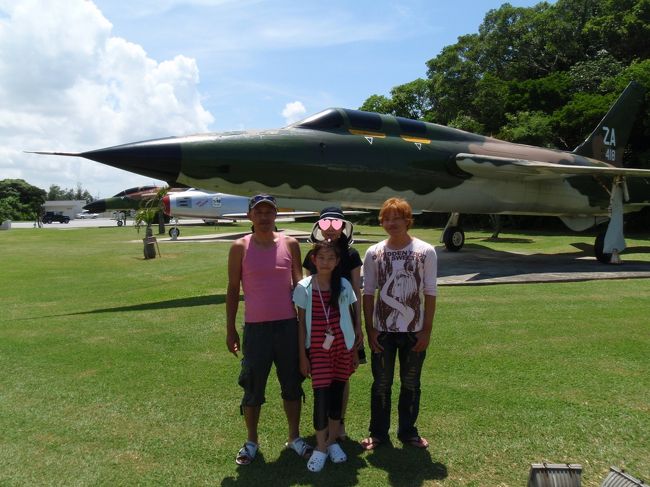 嘉手納基地<br /><br />家族で写真♪<br /><br />東京にエア・フォース・ワン（米大統領専用機）が来たときには、大統領を降ろした後嘉手納に飛んで、メンテするとか？