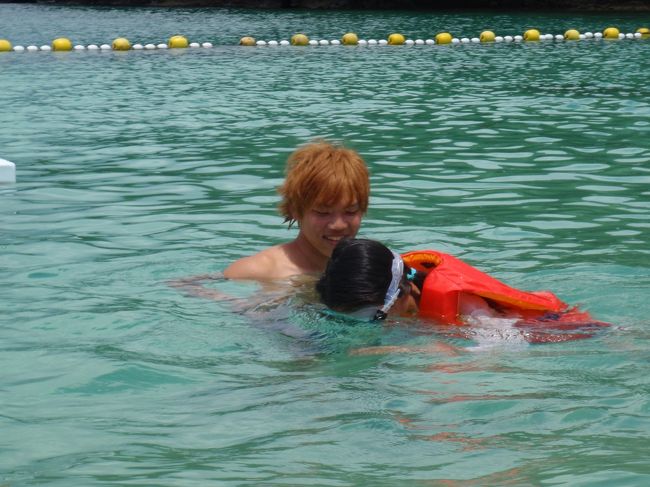 最終日の前の日♪<br />車で行ける離島、伊計島（いけいじま）でビーチパーリィー♪<br />http://www.ikei-beach.com/access/ikei.html<br /><br />おっと？笑顔の極悪、その理由は？？？<br /><br />いじめの鉄板、「魚がおるで」<br />覗き込んだところ沈める！