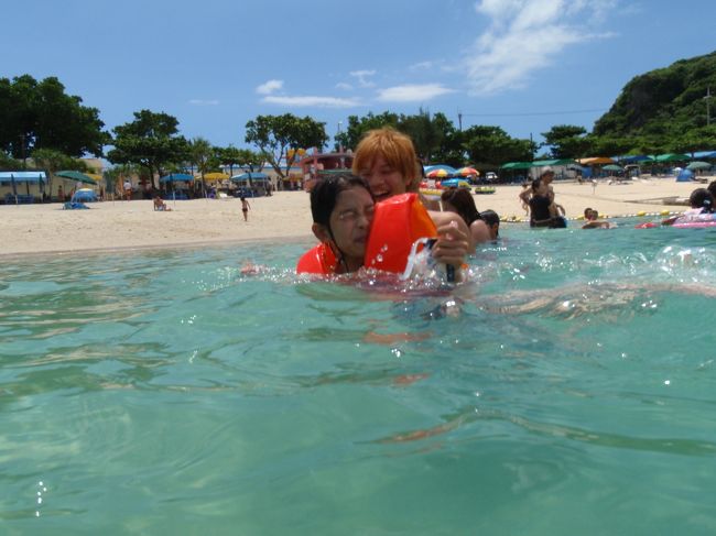 泳がないマリア様は救命ベスト装着（自前）。。<br /><br />「足が立たへん、、つかまらせて！」<br />「や、やめて〜〜〜」<br />この後家族全員でしがみつきます（笑）