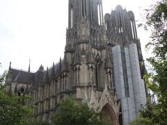 ノートルダム大聖堂Cathédrale Notre-Dame 

13世紀のゴシック建築の最高傑作。フランスの歴代国王25人の戴冠式がこの大聖堂でおこなわれました。

西側正面には2300体以上の彫像があり、そのなかの「微笑みの天使」は有名ですが、わたし達が行った時はちょうどリノベーション中で残念でした。