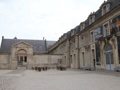 トー宮殿Palais du Tau 

大司教の居所だった建物。現在は博物館になっており、隣接するノートルダム大聖堂の宝物や、聖堂にあった彫像の一部が展示されています。