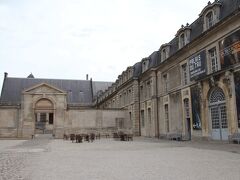 トー宮殿Palais du Tau 

大司教の居所だった建物。現在は博物館になっており、隣接するノートルダム大聖堂の宝物や、聖堂にあった彫像の一部が展示されています。