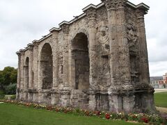 12:25 マルスの門 Porte de Mars

3世紀に作られたローマ時代に建造された凱旋門のなかで、最大のものと言われています。当時このマルスの門を含め3つの門がランスにはありましたが、現存するのはここのみです。