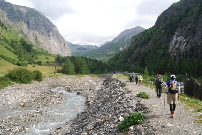 午前9時03分にルクナーハウス(1920m)に到着し、午前9時10分にハイキングスタート
