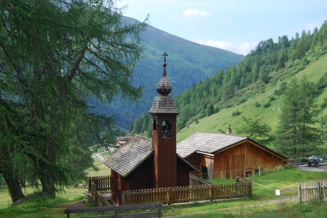 上る途中に見られる教会