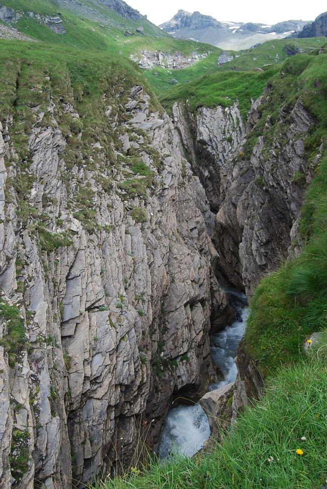 路のそばには切り立った崖が見られた