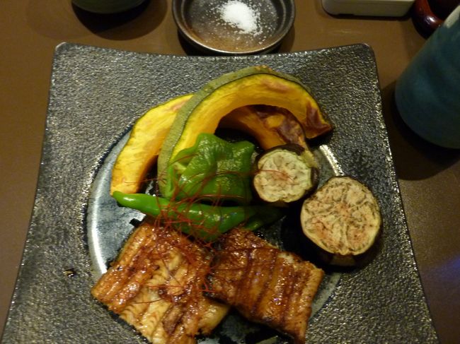 たぶん、私は今年初めてのウナギちゃん<br />カボチャは食べれましたが・・・ナスはね〜キライ！<br />白いご飯にウナギ乗せて、たれかけていただきました<br />ご飯はお代わりOKです