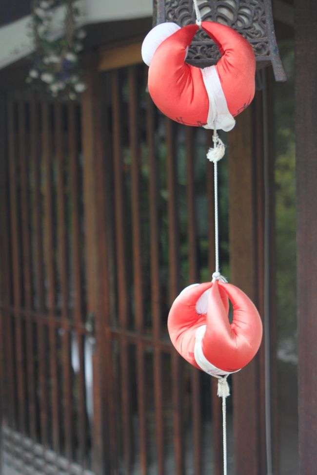 では、そろそろ写真の撮影会に・・・<br />岐阜のさるぼぼに似た飾り<br />身代わり猿なんですって〜<br />災難が家の中に入ってこないよう魔除けを意味するらしい