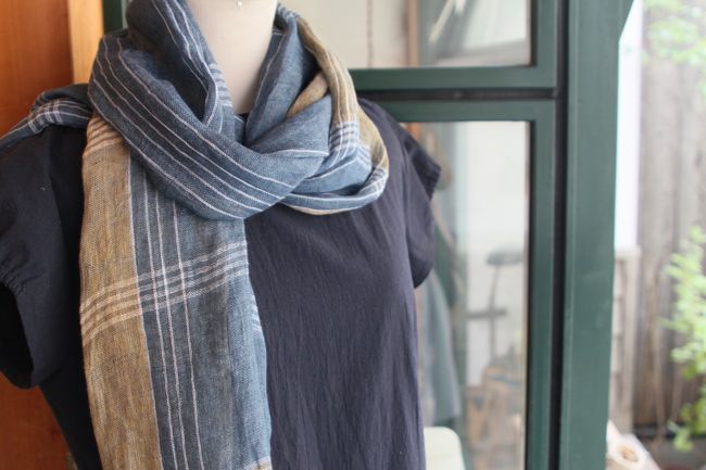 あ〜素敵〜<br />麻の洋服に、素敵なストール、良いな〜オシャレ〜