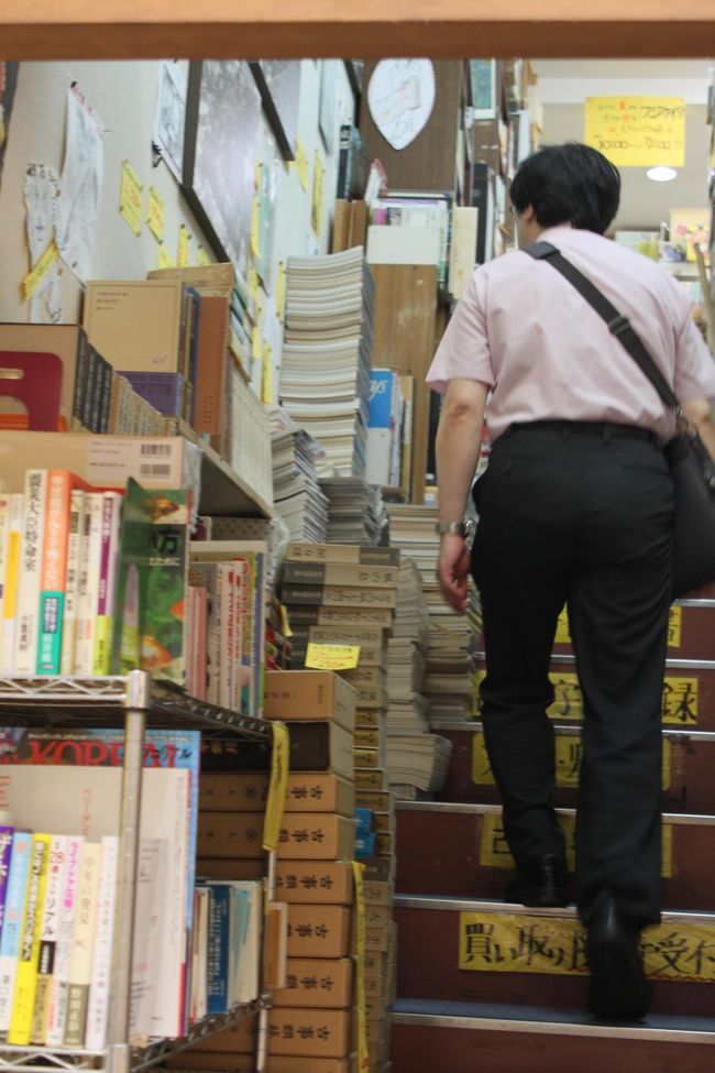 さあ、そろそろ帰りましょう<br />アーケード街を通って・・・<br />古本屋さんもあります