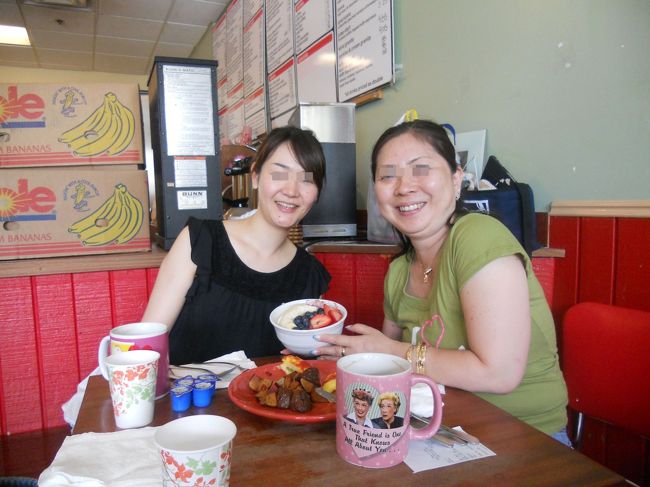 久しぶりにハワイへ昨日到着したフラ友と。<br />何度か一緒にハワイで遊んでます。<br />しばらくフラのレッスンをお休みしてて復帰したのよね〜。<br />待ってたよ。