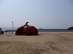 宮浦港にある草間彌生さんの「赤かぼちゃ」！
個人的には「南瓜」のほうが好みでした。
