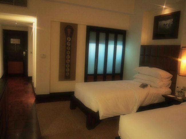 クローゼットの灯りが眩しいっ(笑)。<br />ベッドサイドにフリーのミネラルウォーターがありました。