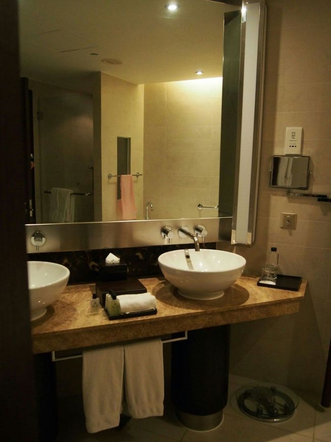 ダブルシンクのドレッサー。アメニティも充実してます。<br />ここにもミネラルウォーターが。<br />少しの水道水も不安なので、歯磨きもミネラルウォーターを使うことにしました。<br /><br />TDさんが各部屋を回って、何か不備がないか聞き取りに来てくださいました。<br /><br />その後ようやくポーターさんが来てトランクが手元に。カートにはまだたくさん残っていました。もう0時前です。<br /><br />その直後、再びTDさんがいらして、ツアー参加特典のベトナム雑貨をいただきました。夜遅くまで本当にご苦労様ですm(__)m<br /><br />翌朝の出発は7:30、朝食の集合は6:30。早いっ(>_<)<br />まぁ、早くベッドに入っても旅先では眠れないので、着てきた洋服を洗濯しました(笑)。<br />２連泊のホテルで洗濯、出張が多くて身に付いてしまったクセですね(笑)。