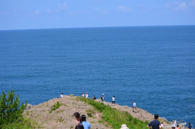 高さ約25メートルの岩壁が続く東尋坊は、<br /><br />お坊さんの名前が由来らしい。。。<br /><br />よく晴れた空の色に負けないくらいの、キレイな青い海。