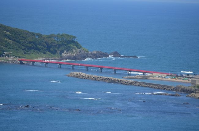 ちょっと古いエレベーターを降りると、<br /><br />周り中海だらけ。<br /><br />赤い朱塗りの橋の先は、雄島。<br />