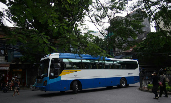 バスに乗って約１時間で「インターコンチネンタルハノイウエストレイク」に到着。<br /><br />ツアー中はずっとこの大型観光バスで移動します。車内は清潔でゆったり(*^^*)快適でした。(写真は別日のものです。)