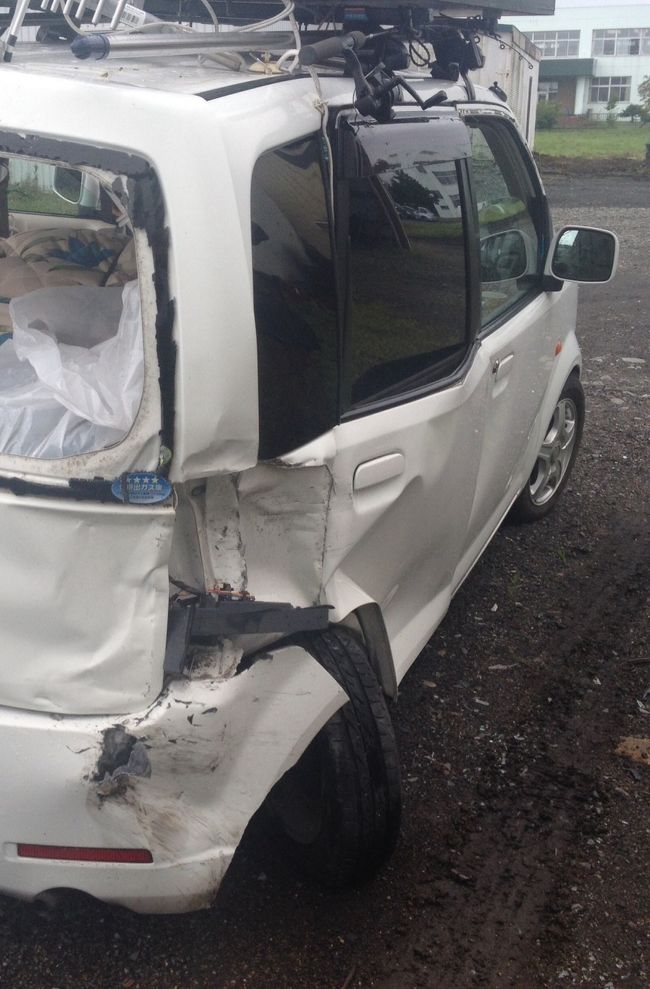 見通しの良い直線道路で買い物の為停車しました、バックミラーに私の車に突っ込んでくる車、ノーブレーキです、一瞬です、その車は、対向車の自衛隊の隊列に一回転しながら突撃。