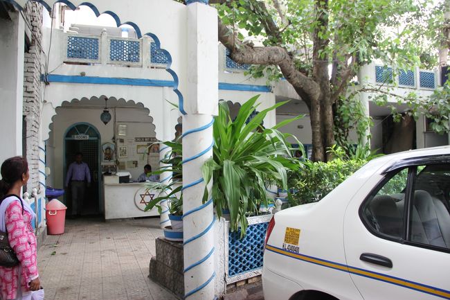 ランチ食べたレストランまで戻ります。<br /><br />ちらっと写ってるのはガイドの方です。