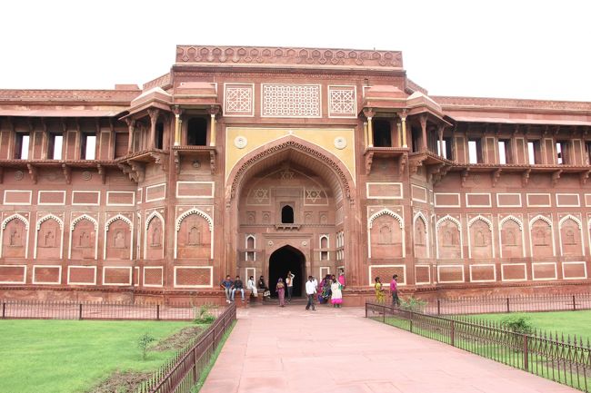 赤い石だらけです。