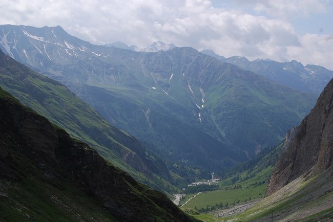 上ってきた処から振り返るとショーベル山群(3240m)が見られる