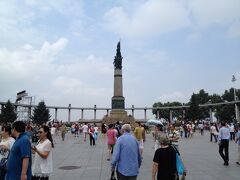 防洪記念塔です。
スターリン公園に建っています。
