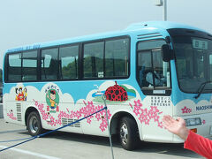 町営バスのすなおくん号は100円均一
「宮浦港」から終点の「つつじ荘」まで乗車しました。