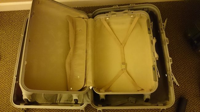 今回の旅、スーツケースinスーツケースをしてお土産用スーツケースを余分に持ってきてた。いつも帰りは入りきらなくなって入れ物買う羽目になってたけど今回さすがに大丈夫だったわw<br />