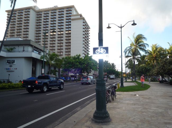 カラカウア通りをひたすら歩く歩く