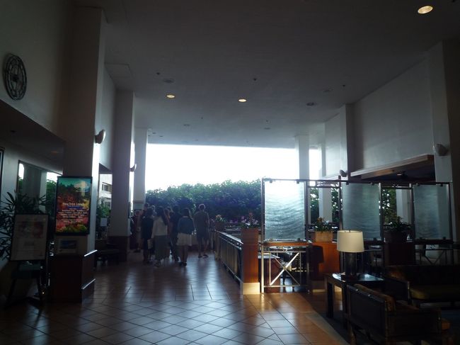 もうすぐオープン、並びます。