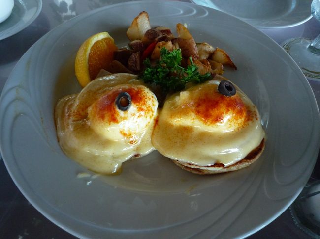 クラッシック・エッグベネディクト、おいしい〜！！けどありんこがどうしても気になる(´д｀ι)