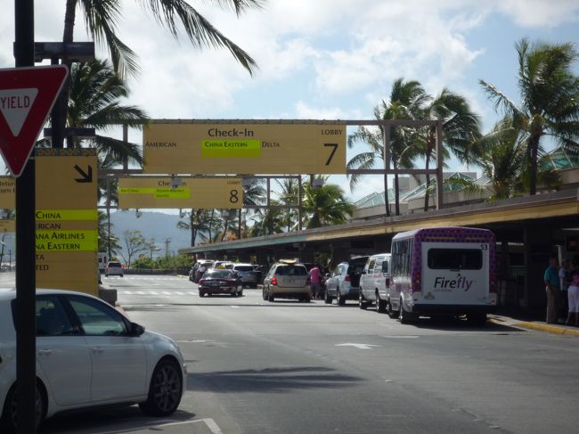 ホテルから空港まではチャーリーズタクシーのフラットレートを旅行前に予約済みで＄29＋チップ。人数分以上のスーツケースがあるけどプラス料金はなしとの回答も事前に得ていた。チェックアウトして正面玄関行ったら予約時間の10分前だったけどもう運転手さん待ってました。<br />とうとう空港に着いちゃったー  (ﾟｰÅ)