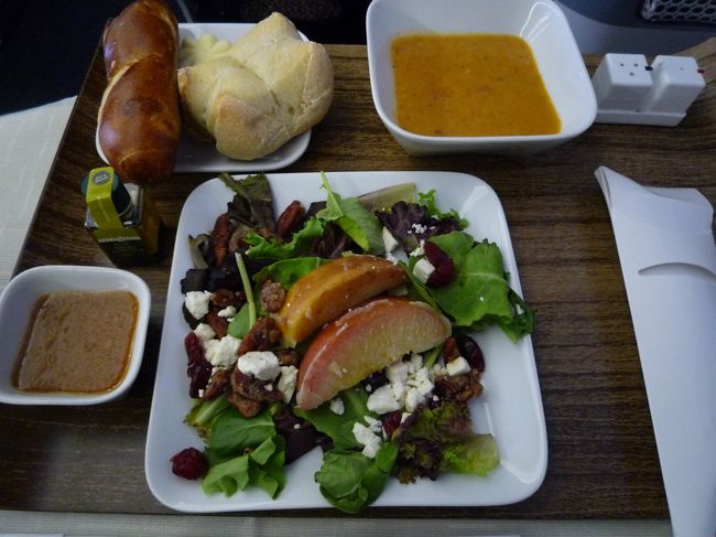 クランベリー、ペカン、フェターチーズのミックスグリーンサラダ／トルティーヤスープ