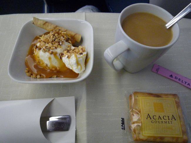 バニラアイスにキャラメルソースとホイップクリーム、ナッツかけてもらってます。その他タルトやフルーツたくさん種類あり。空席多くてたくさん余っているのか、もっと食べて！とすごい勧められるんだけどなんせお腹がいっぱいですー(>_<)