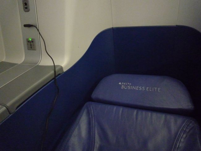 フルフラットにした状態。翌日から仕事だし時差ボケ防止のため寝ないようにしたいけどこの状態ではやっぱり寝てしまう