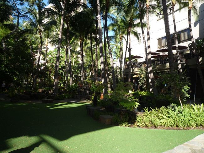 カラカウア通りをダイヤモンドヘッド方面からシェラトンワイキキに行く際はここを通りショートカット