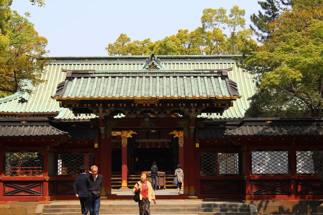 根津神社の唐門、奥は社殿。