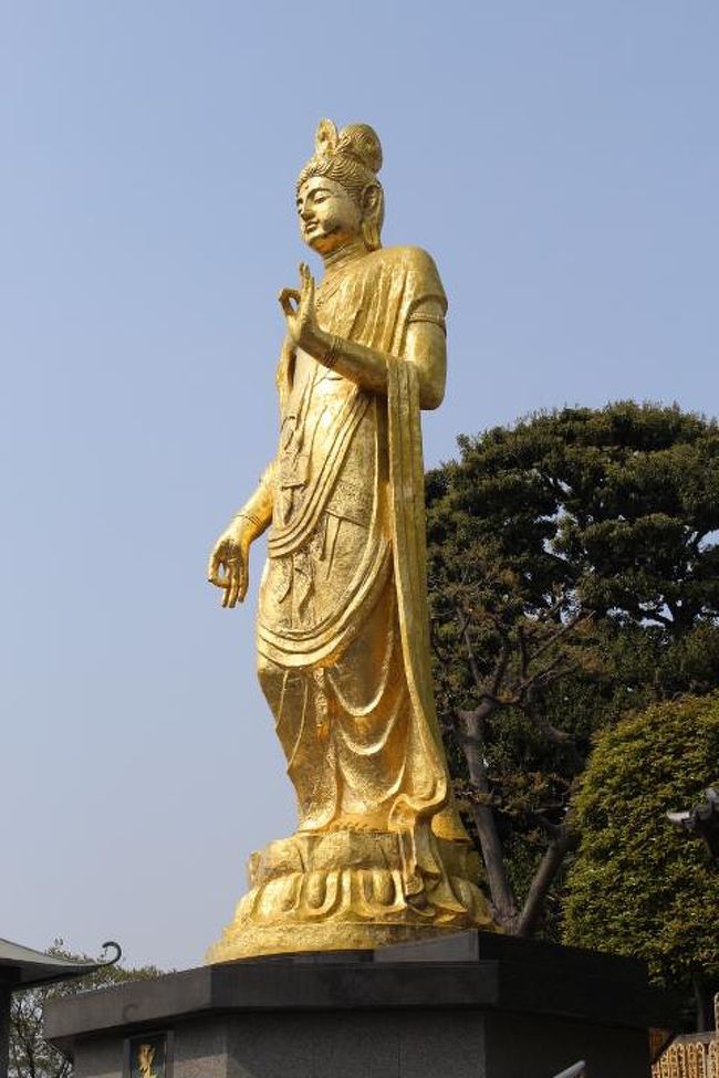 境内に金色の観音様が立っています。
