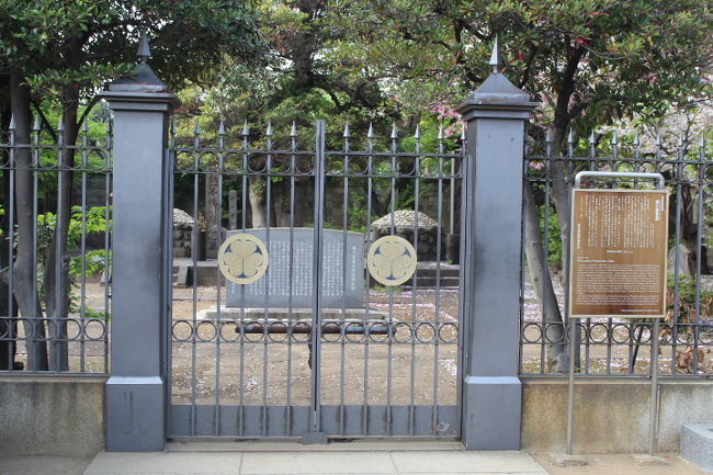 谷中霊園内の徳川慶喜の墓