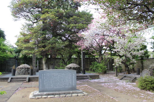 谷中霊園内の徳川慶喜の墓。中に入ることは出来ない