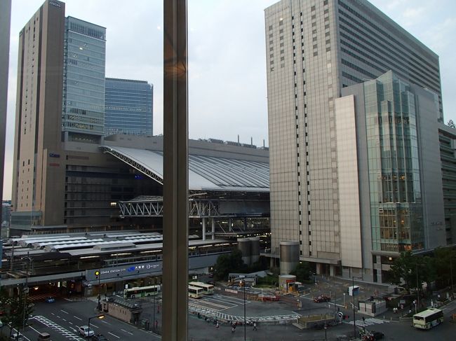 入店したのは18:35頃。<br />日が長いのでまだ明るいです。<br /><br />大阪駅はここ数年で様変わりしましたよね。