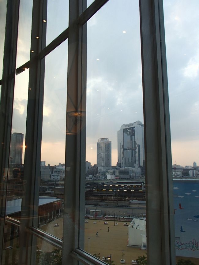 こちらは「梅田スカイビル」と、今夜私たちが泊まる予定の「ウェスティン大阪」です。　